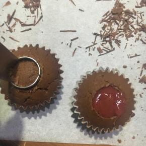 烘烤结束后不必即可取出，放烤箱中，箱门开一条小缝自然冷确再取出，用工具挖去蛋糕体一部分，挤入草莓酱，放入冰箱备用。