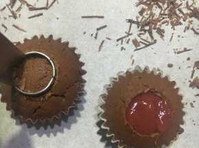 烘烤结束后不必即可取出，放烤箱中，箱门开一条小缝自然冷确再取出，用工具挖去蛋糕体一部分，挤入草莓酱，放入冰箱备用。