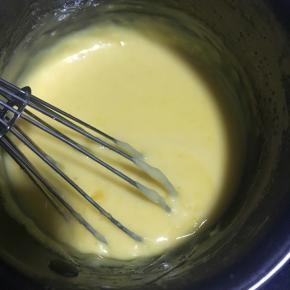 接下来准备做法式奶油霜，牛奶加淡奶油加细砂糖拌匀不停搅拌一边用小火加热至80度，离火放入冷水中冷却