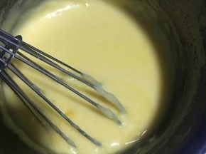 接下来准备做法式奶油霜，牛奶加淡奶油加细砂糖拌匀不停搅拌一边用小火加热至80度，离火放入冷水中冷却