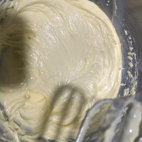 冷却后的蛋黄糊倒入软化好的黄油中打发呈现至羽毛状