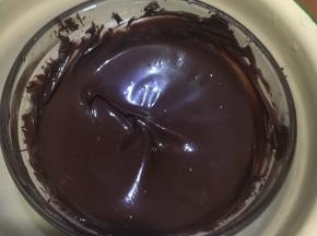 巧克力隔热水融化后加入步骤9中，微微打至3-5圈，打匀即可，