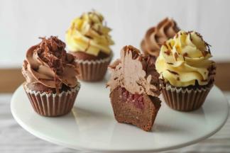 装入有裱花嘴的裱花袋中装饰即可，带有草莓酱的酸酸甜甜的巧克力杯子蛋糕简直太好吃了，成品图