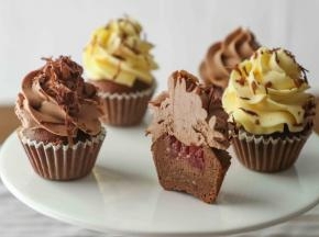 装入有裱花嘴的裱花袋中装饰即可，带有草莓酱的酸酸甜甜的巧克力杯子蛋糕简直太好吃了，成品图