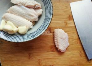 首先鸡翅洗净，划上几刀，厨房纸吸干水分，放入碗中。