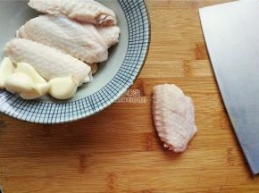 首先鸡翅洗净，划上几刀，厨房纸吸干水分，放入碗中。