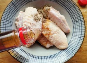 接着倒入料酒，黑胡椒，生抽，盐，鱼露均匀涂抹在食材上。