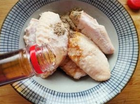 接着倒入料酒，黑胡椒，生抽，盐，鱼露均匀涂抹在食材上。