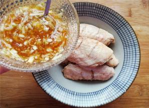 调制蒜末蜂蜜，把蒜瓣洗净切成蒜末，柚子蜂蜜倒入碗中蒜末放入混合，跟鸡翅充分混合下。