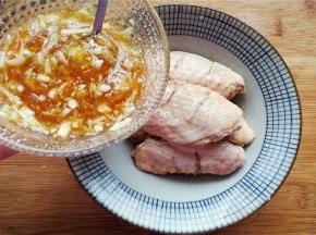 调制蒜末蜂蜜，把蒜瓣洗净切成蒜末，柚子蜂蜜倒入碗中蒜末放入混合，跟鸡翅充分混合下。