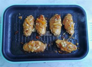 热锅倒入少量食用油，把冷藏好的鸡翅依次摆入煎制，煎制两边焦黄。
