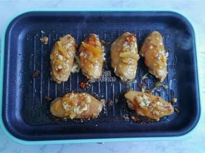 热锅倒入少量食用油，把冷藏好的鸡翅依次摆入煎制，煎制两边焦黄。