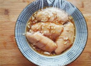 裹上酱料，裹上保鲜膜放入冰箱冷藏一夜，期间可翻动下鸡翅，让其每个入味。