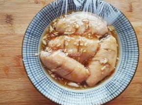 裹上酱料，裹上保鲜膜放入冰箱冷藏一夜，期间可翻动下鸡翅，让其每个入味。