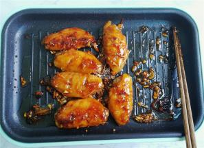 最后鸡翅收酱汁，鸡中翅已经煎制又香又嫩啦，马上开动。