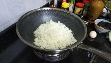 倒入剩米饭炒均匀