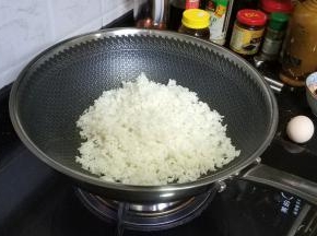 倒入剩米饭炒均匀