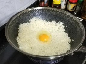 把饭平铺，打入鸡蛋一个