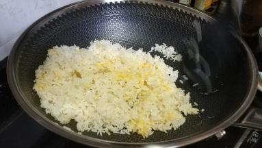 将鸡蛋和饭炒均匀