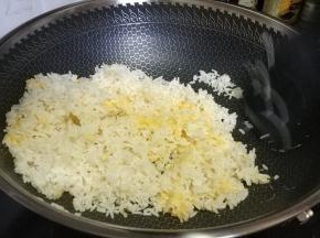 将鸡蛋和饭炒均匀