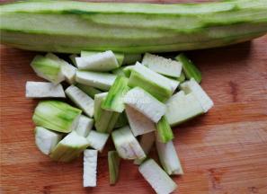 首先丝瓜去皮，洗净，切小块备用。