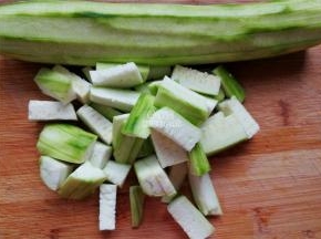 首先丝瓜去皮，洗净，切小块备用。