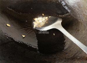 热锅倒油，升温后放入去皮切碎的蒜末，翻炒爆香。