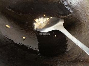 热锅倒油，升温后放入去皮切碎的蒜末，翻炒爆香。