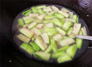 最后倒入适量的清水在锅中，大火煮沸，撒入1撮白砂糖来降咸提鲜，盛出就可以食用了。