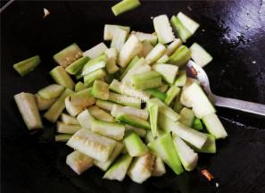 把丝瓜块也倒入锅中一起翻炒。翻炒变软出汁水。