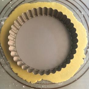 第二天取出松驰10分钟后擀平至派挞模具一般大小