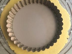 第二天取出松驰10分钟后擀平至派挞模具一般大小