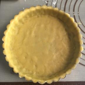 借助刮板工具移至模具内。