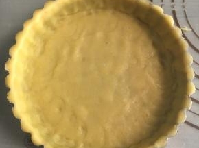 借助刮板工具移至模具内。