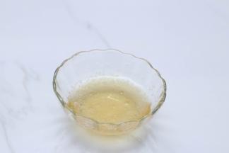 接着就可以用慕斯糊了，提前把吉利丁片冷水泡软后捞出，隔热水搅拌融化至液态备用。