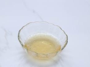 接着就可以用慕斯糊了，提前把吉利丁片冷水泡软后捞出，隔热水搅拌融化至液态备用。