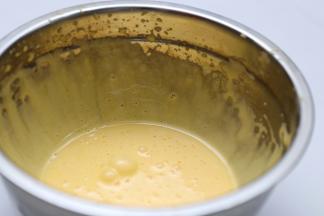 2个蛋黄打发至微微发白体明显膨胀的状态。