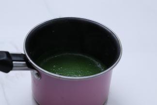 牛奶加热至沸腾后倒入抹茶粉搅匀