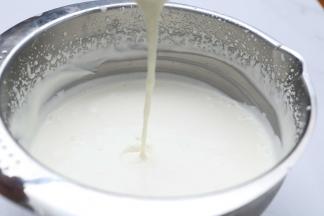 淡奶油打至浓稠即可流动的状态，差不错6成发的样子。