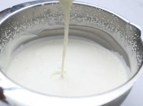 淡奶油打至浓稠即可流动的状态，差不错6成发的样子。