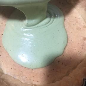 抹茶糊倒入打好的淡奶油中拌匀。这样慕斯糊就做好了 。