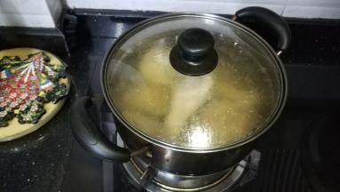 鸡腿用盐腌30分钟，水开后放入鸡腿待水再开后关火盖上盖子焖半小时