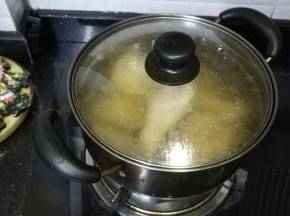 鸡腿用盐腌30分钟，水开后放入鸡腿待水再开后关火盖上盖子焖半小时
