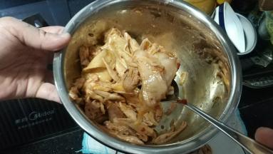 放入调味料搅拌均匀装碟