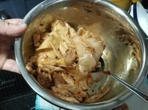 放入调味料搅拌均匀装碟