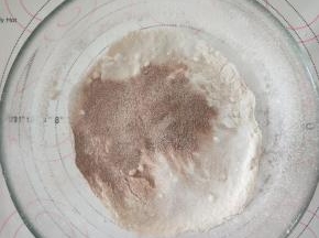 2、将材料A过筛。