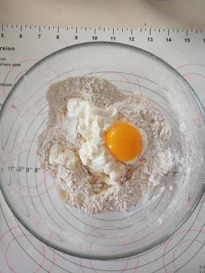 3、将B材料倒入与A材料混合。
