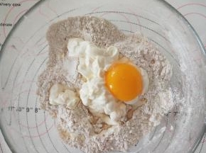 3、将B材料倒入与A材料混合。