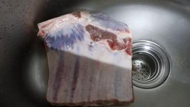 肋排一整块清洗干净，蒜一头剁碎