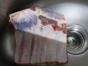 肋排一整块清洗干净，蒜一头剁碎